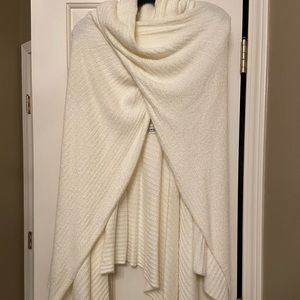 Barefoot dreams Cozy chic light wide rib travel wrap.